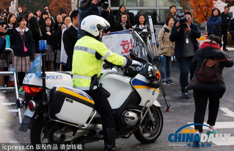 組圖：韓國高考今日舉行 學(xué)子跪地祈福警察騎摩托護送