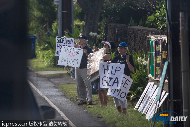 奧巴馬在夏威夷晨煉后乘車返回住所 遭遇夾道抗議