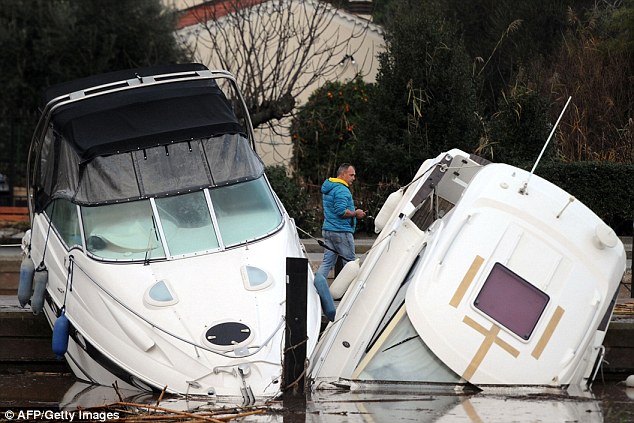 法國南部暴雨引發(fā)洪災(zāi) 2人死亡數(shù)千人受影響