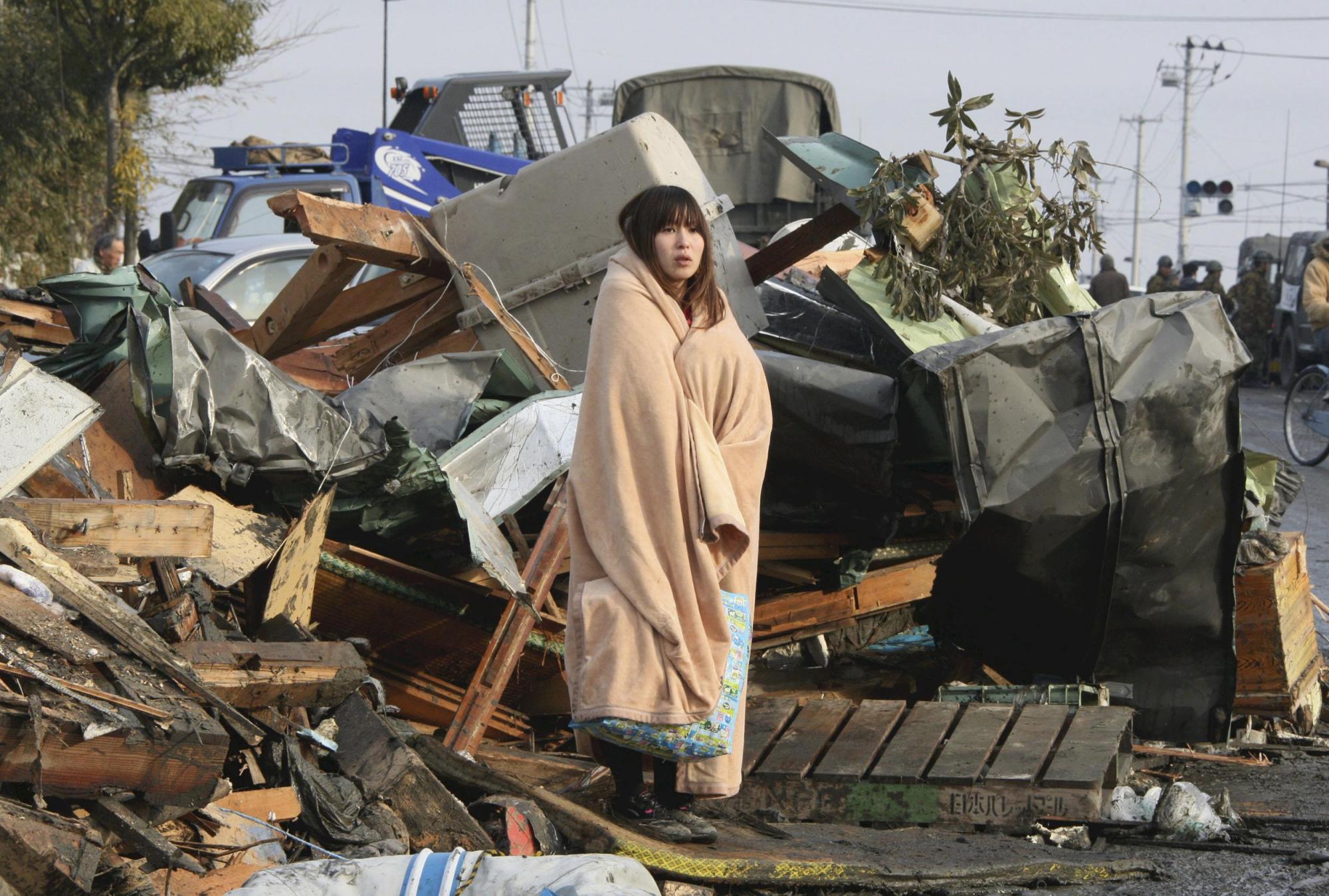 組圖：日強(qiáng)震廢墟中的家庭合影 救援人員全力搜救