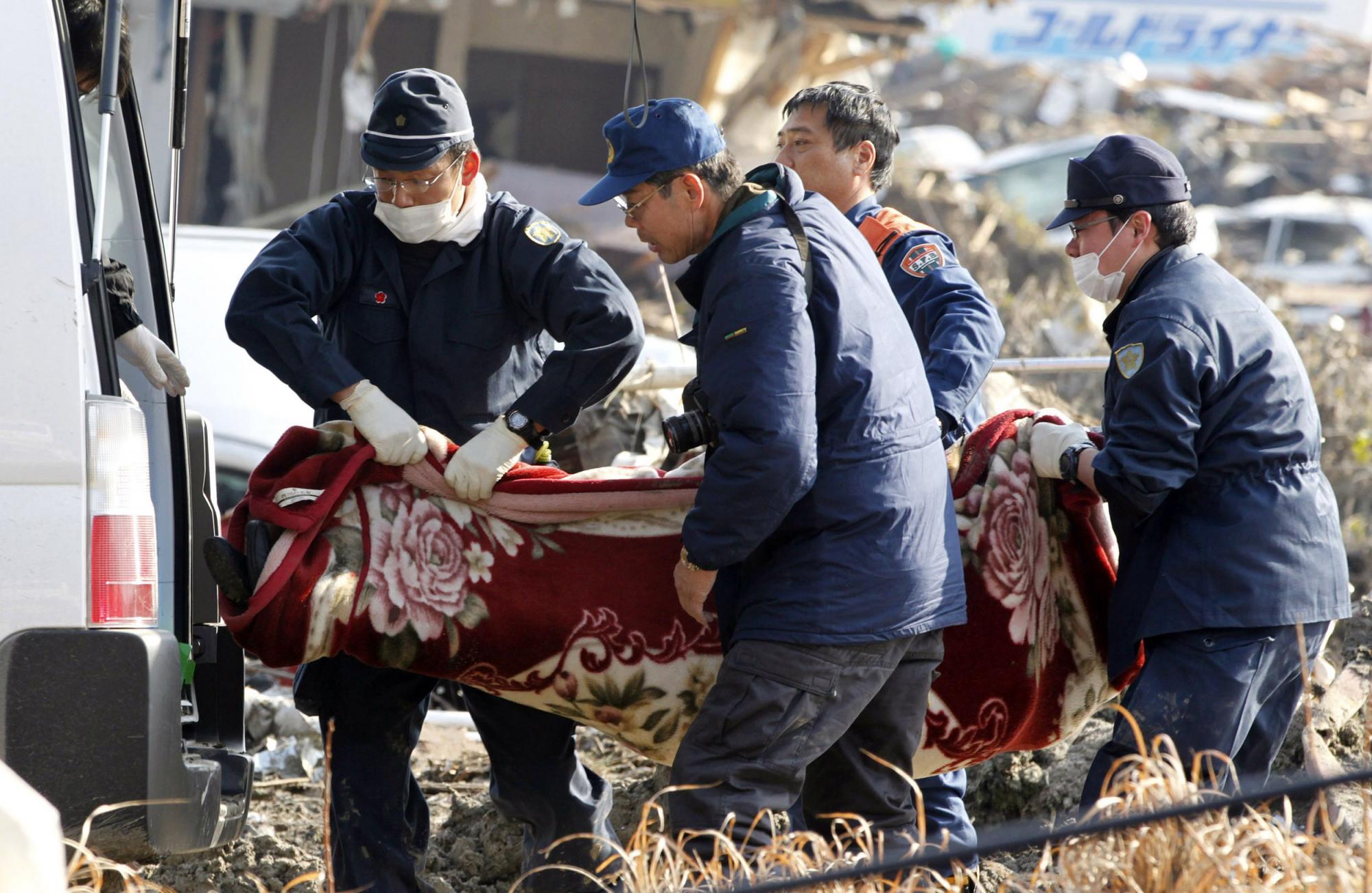 組圖：日強(qiáng)震廢墟中的家庭合影 救援人員全力搜救