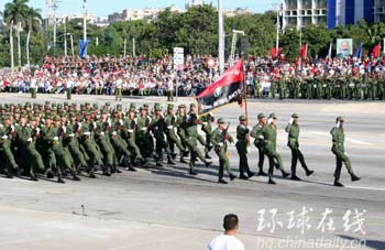 圖：古巴舉行盛大閱兵式紀(jì)念建軍50周年