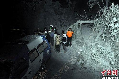 印尼火山噴發(fā)沖上1500米 18人死29人傷