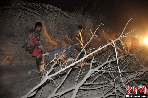 印尼火山噴發(fā)沖上1500米 18人死29人傷