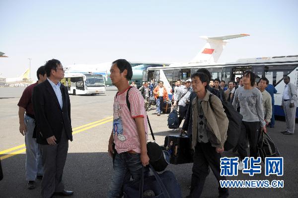 中國空軍4架運(yùn)輸機(jī)接運(yùn)我在利人員返回祖國