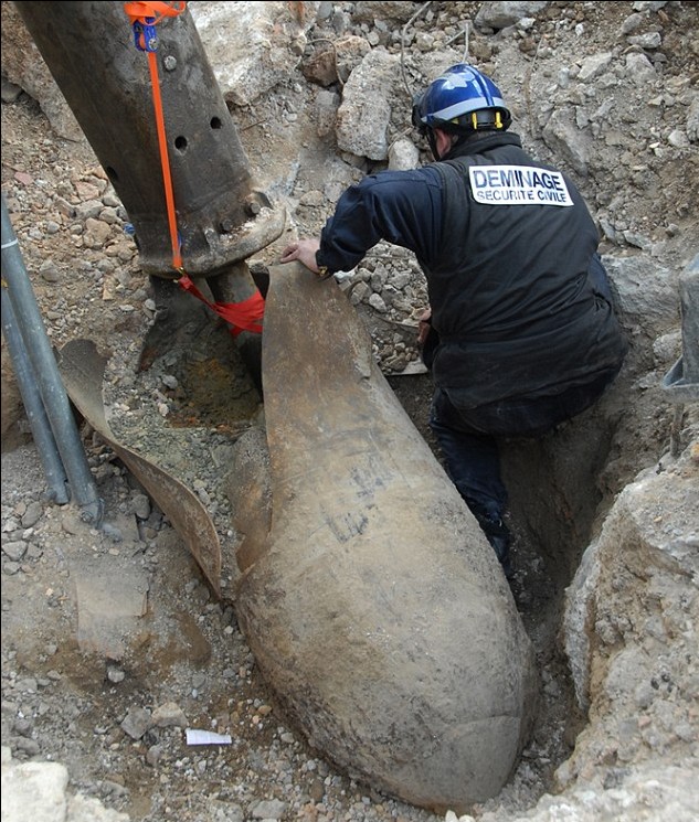 法國馬賽驚現(xiàn)二戰(zhàn)德軍遺留巨型炸彈 千余居民緊急撤離