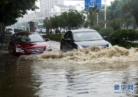 南方遭暴雨襲擊 城區(qū)可“看海”