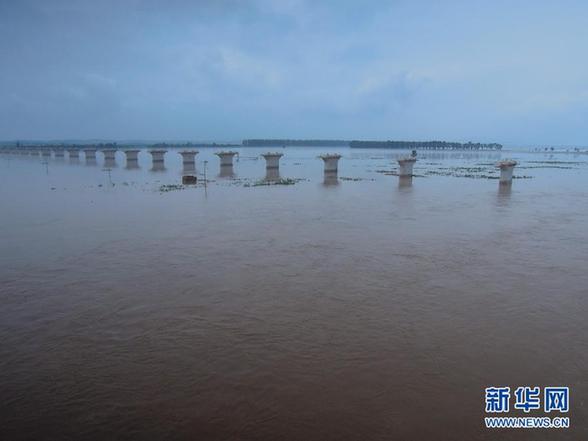 臺風(fēng)暴雨逼停京哈線70趟列車 沖鋒舟進車站