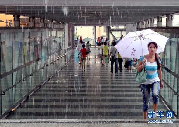 臺風暴雨逼停京哈線70趟列車 沖鋒舟進車站