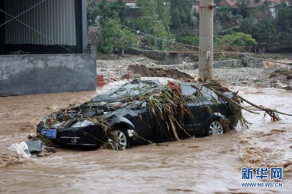 臺(tái)風(fēng)暴雨逼停京哈線70趟列車 沖鋒舟進(jìn)車站