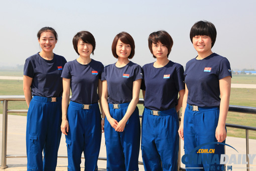 空軍女飛行員順利完成殲－10戰(zhàn)機首次單飛