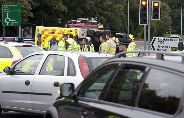 英救護車執(zhí)行任務途中被撞翻 醫(yī)護人員嬉戲留影遭詬病