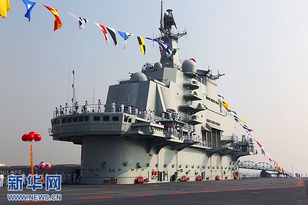 我國(guó)第一艘航空母艦正式交付海軍 胡錦濤登艦視察