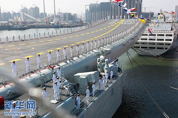 我國(guó)第一艘航空母艦正式交付海軍 胡錦濤登艦視察