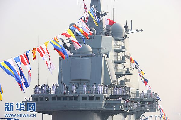 我國(guó)第一艘航空母艦正式交付海軍 胡錦濤登艦視察