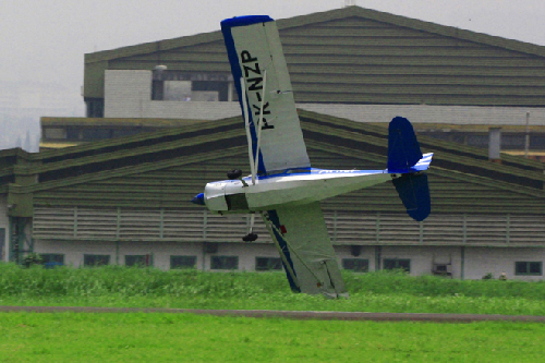 一小型訓練機在印尼萬隆航空展墜毀 機上兩人死亡