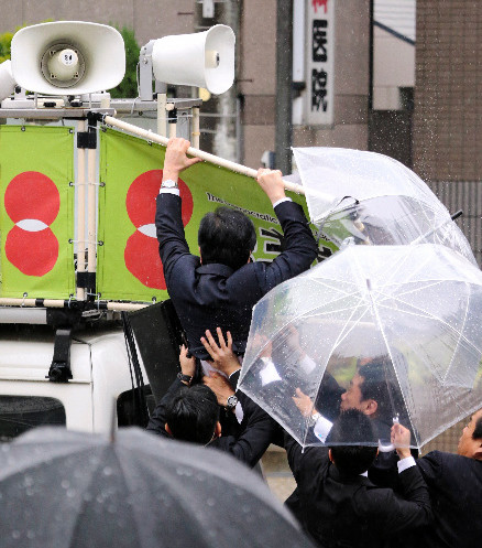 日本民主黨支持率持續(xù)萎縮 野田街頭演講險些摔下車