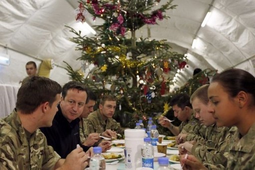 火雞、美食、桌球賽 卡梅倫突訪英駐阿基地與士兵共迎圣誕節(jié)