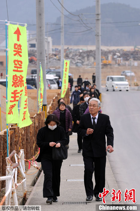 大批日本民眾重回災(zāi)區(qū) 紀(jì)念