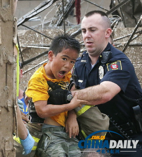 美國(guó)俄克拉荷馬市郊遭龍卷風(fēng)重創(chuàng) 近百人死亡