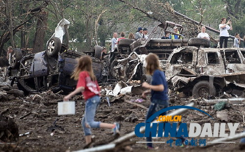 美國(guó)俄克拉荷馬市郊遭龍卷風(fēng)重創(chuàng) 近百人死亡