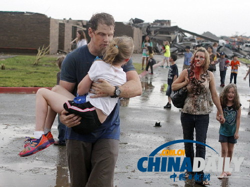 美國俄克拉荷馬市郊遭龍卷風(fēng)重創(chuàng) 近百人死亡