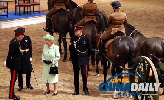 英女王慰問(wèn)倫敦遭襲士兵所在軍營(yíng) 檢閱皇家炮兵部隊(duì)