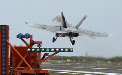 駐日美國(guó)海軍在硫磺島進(jìn)行美航母艦載機(jī)訓(xùn)練