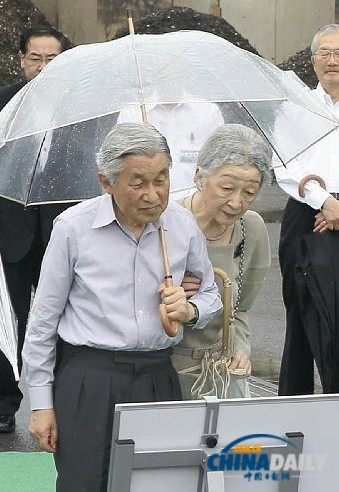 日本天皇夫婦雨中視察災(zāi)區(qū) 所撐塑料傘或從中國(guó)進(jìn)口