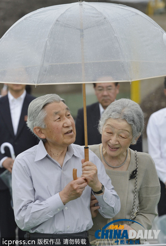 日本天皇夫婦自己打傘冒雨視察災(zāi)區(qū)（高清組圖）