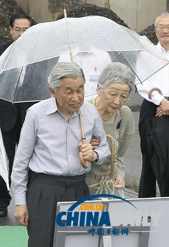 日本天皇夫婦自己打傘冒雨視察災(zāi)區(qū)（高清組圖）