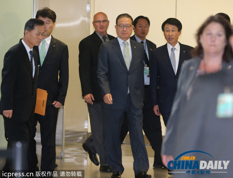 韓亞航空社長抵舊金山 遭媒體圍堵寸步難行（組圖）