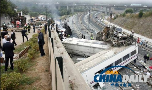 西班牙火車脫軌事故致60人喪生 宗教慶?；顒尤∠? style=