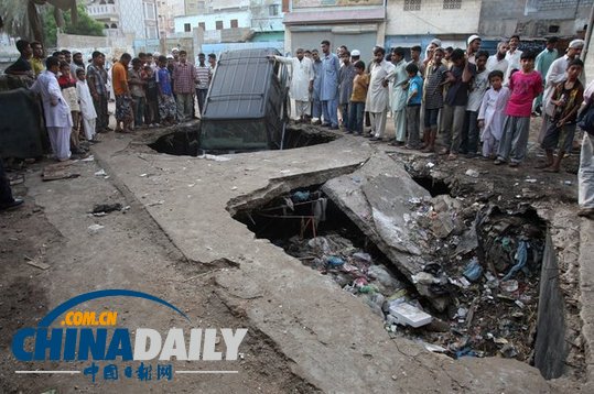 巴基斯坦卡拉奇足球場附近發(fā)生爆炸 至少11人死亡