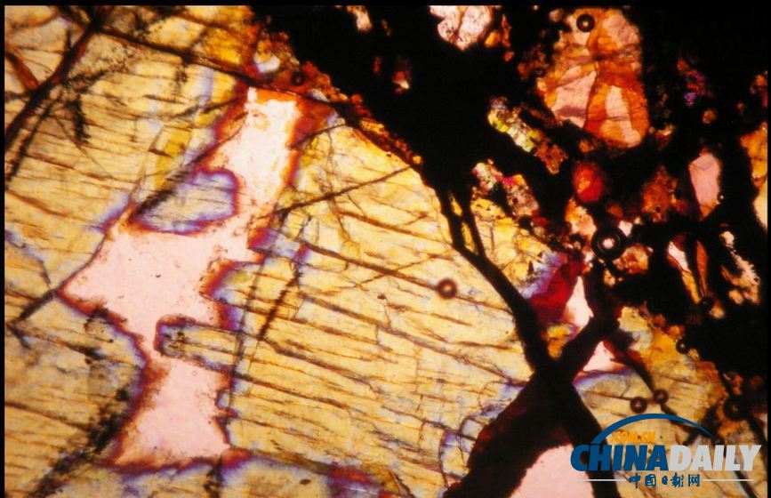 奇妙照片展現(xiàn)45億年前隕石內(nèi)部絢麗“萬花筒”（組圖）