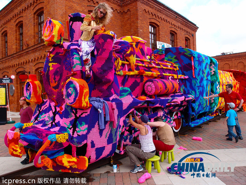 波蘭藝術(shù)家毛線“轟炸”火車 形成靚麗風(fēng)景線