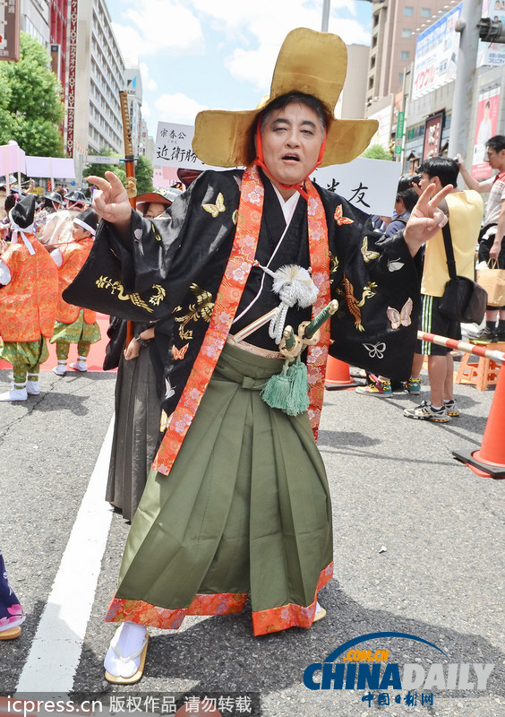 日本名古屋市長亮相cosplay峰會紅毯 左擁右抱艷福不淺（組圖）