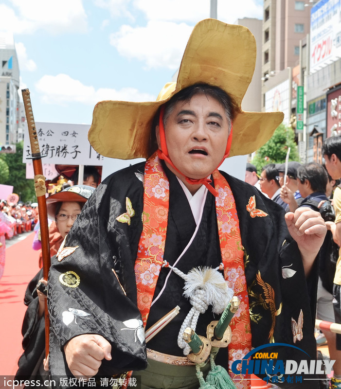 日本名古屋市長亮相cosplay峰會(huì)紅毯 左擁右抱艷福不淺（組圖）