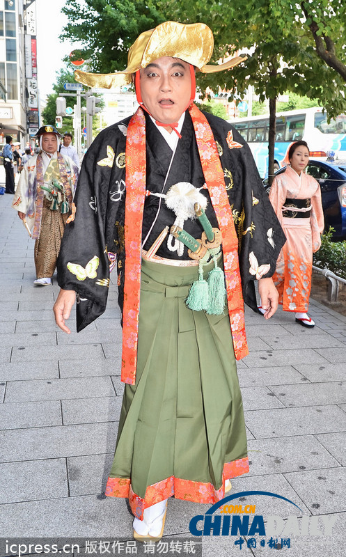 日本名古屋市長亮相cosplay峰會紅毯 左擁右抱艷福不淺（組圖）