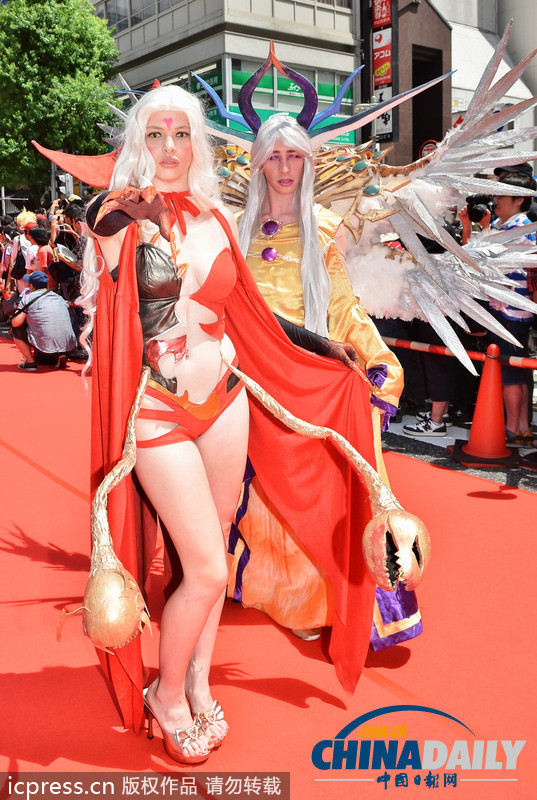 日本名古屋市長亮相cosplay峰會紅毯 左擁右抱艷福不淺（組圖）