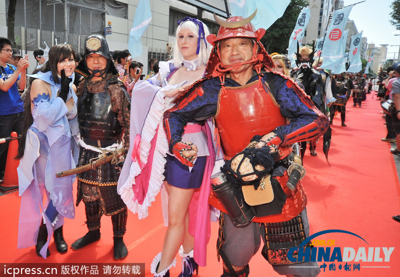 日本名古屋市長亮相cosplay峰會紅毯 左擁右抱艷福不淺（組圖）