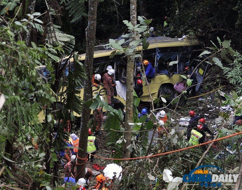 馬來西亞公交車墜崖已致33人死亡 其中24名華人（高清組圖）