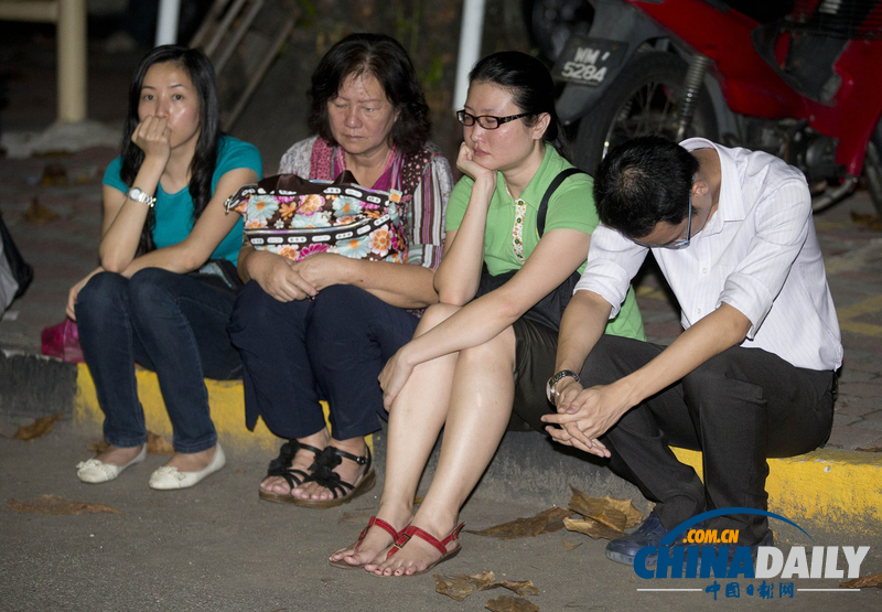 馬來(lái)西亞公交車墜崖已致33人死亡 其中24名華人（高清組圖）