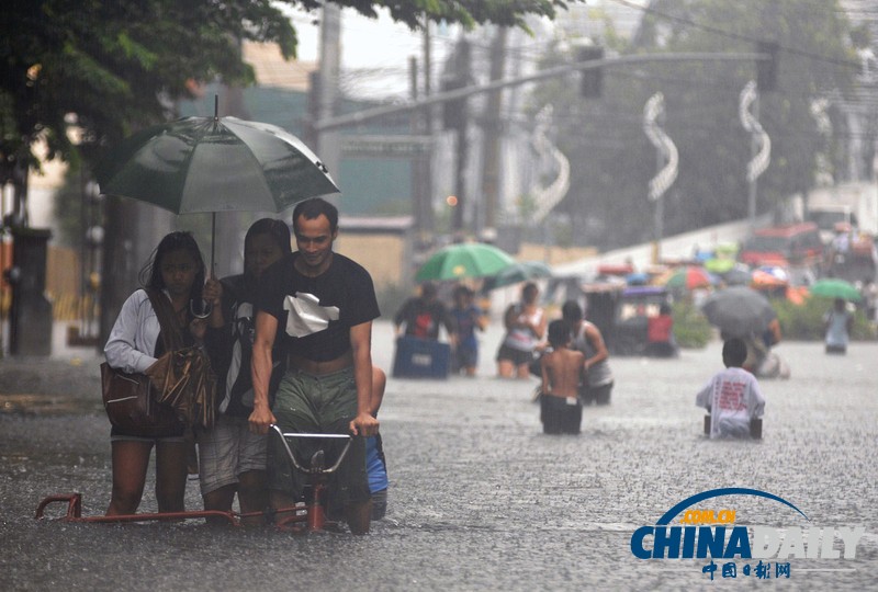 菲律賓洪水災(zāi)民爭(zhēng)搶救濟(jì)物品 “潭美”已致8人死亡（組圖）