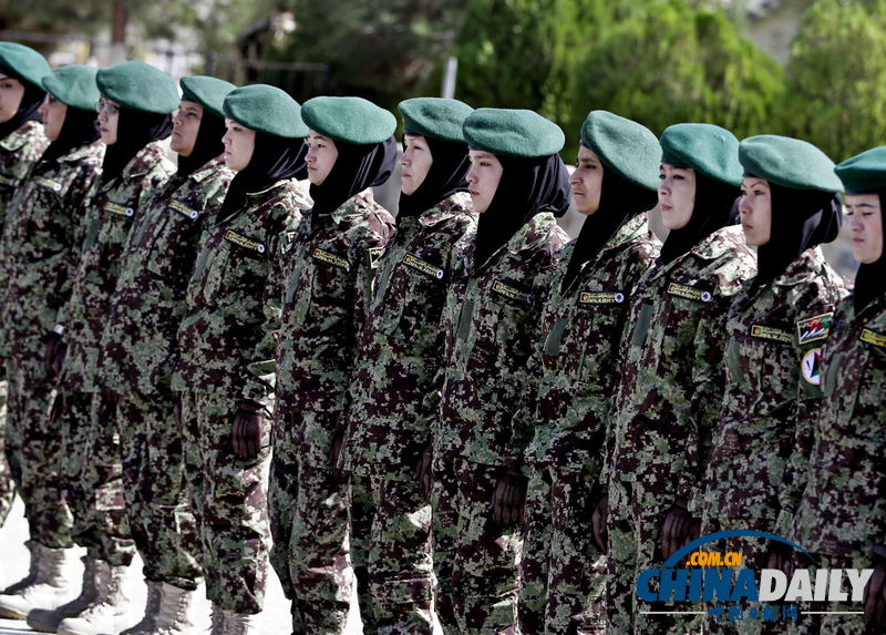 阿富汗國民軍士兵畢業(yè)典禮 女兵英姿颯爽（圖）