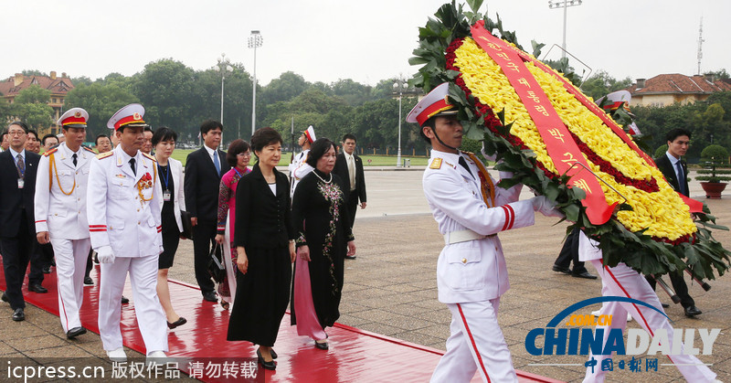 樸槿惠到訪(fǎng)越南 向越前主席胡志明墓地獻(xiàn)花（組圖）