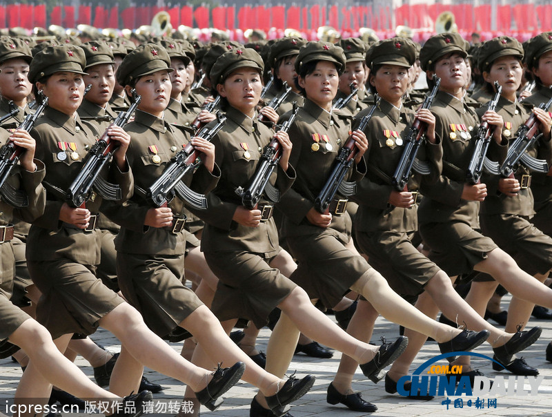 朝鮮舉行建國65周年閱兵式 短裙女兵整齊劃一