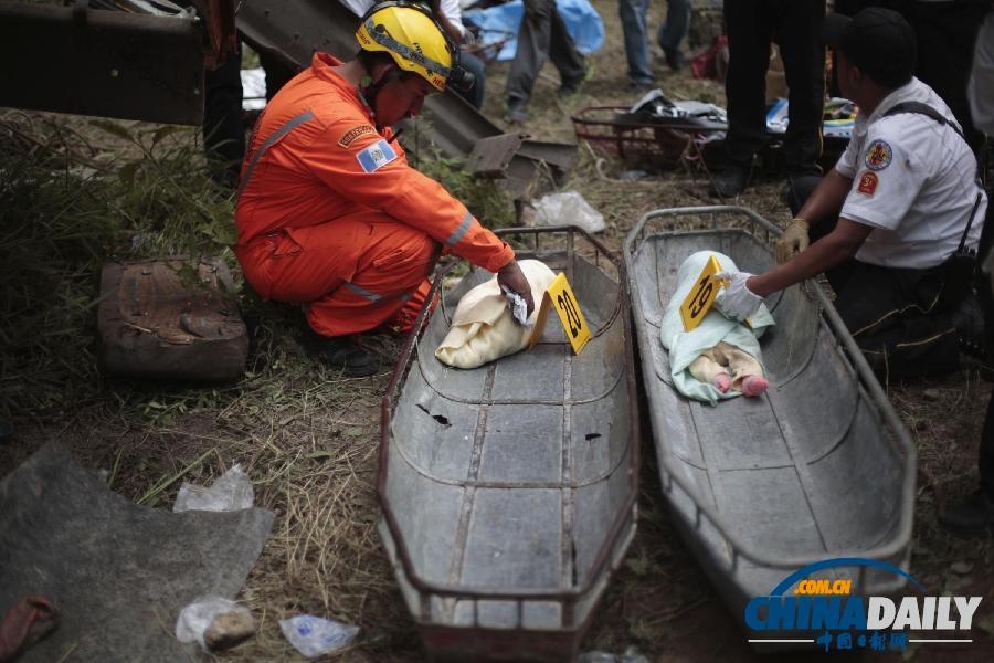 危地馬拉客車從懸崖墜入深谷 至少45人死亡