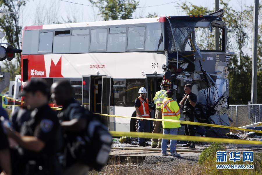 加拿大雙層公交車與火車相撞致至少6人死亡