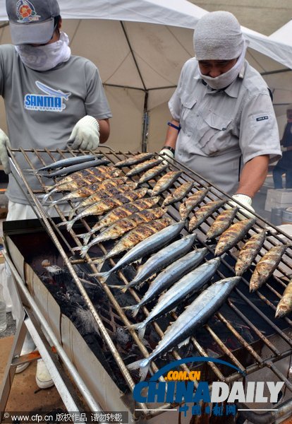 日本地震災(zāi)區(qū)為感恩燒烤5千秋刀魚 東京市民免費(fèi)享用